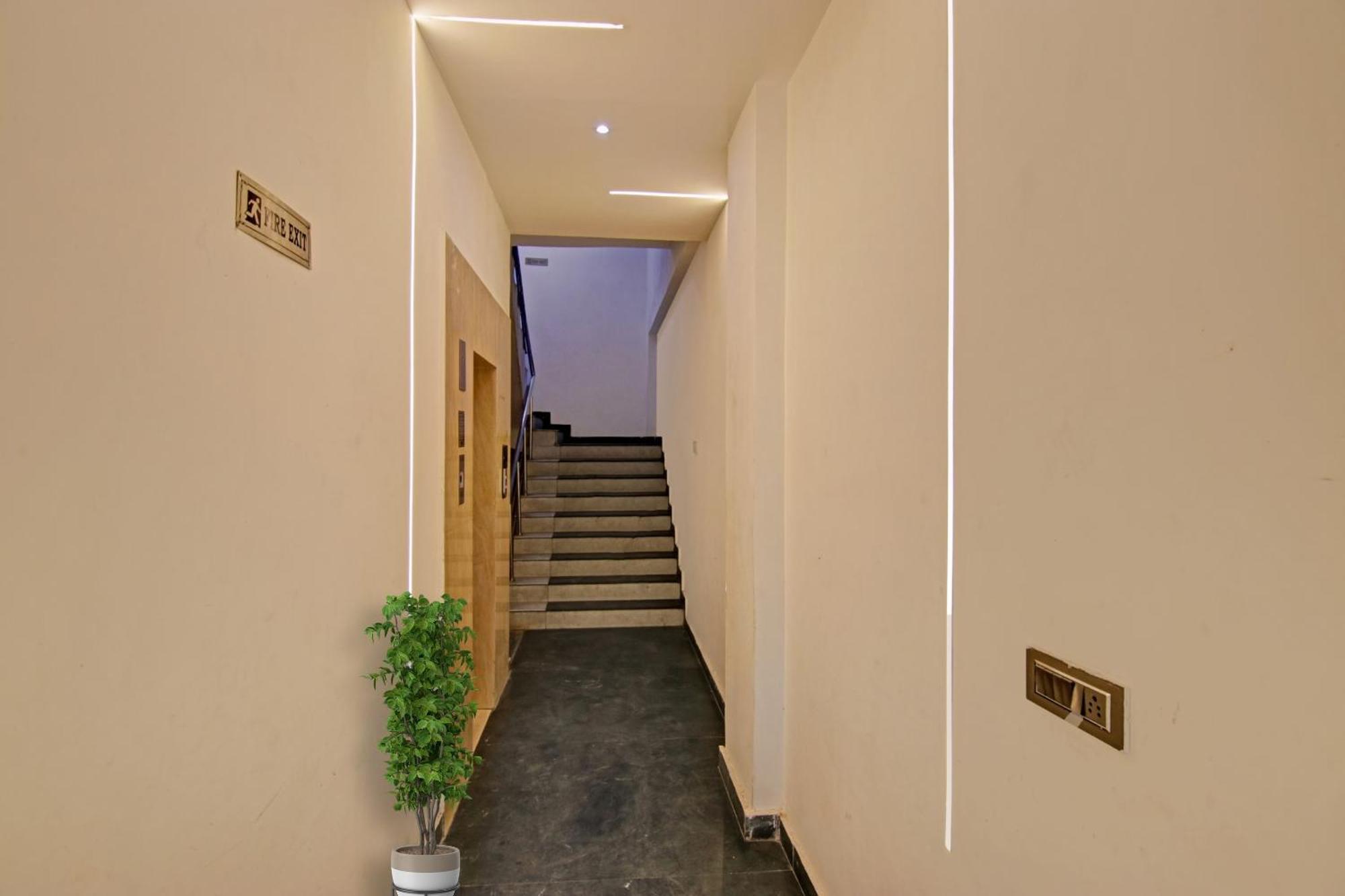Hotel 19 West Neu-Delhi Exterior foto